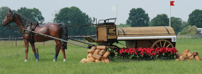 eventingequipment bakkerswagen met paard
