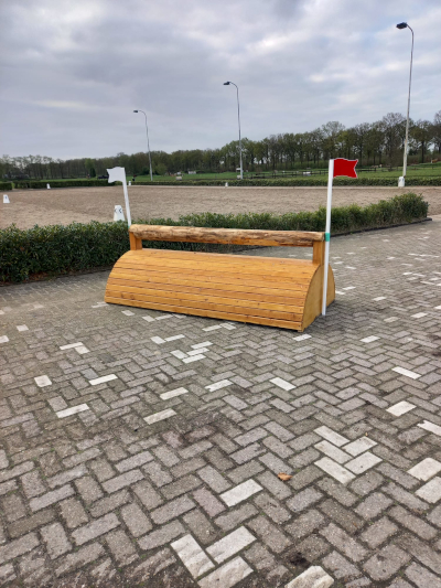eventingequipment brede hindernis met boven balk